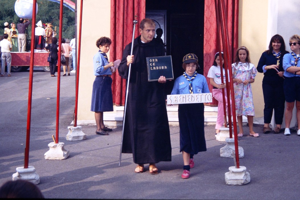 feste 1990 - processione con santi - benedetto