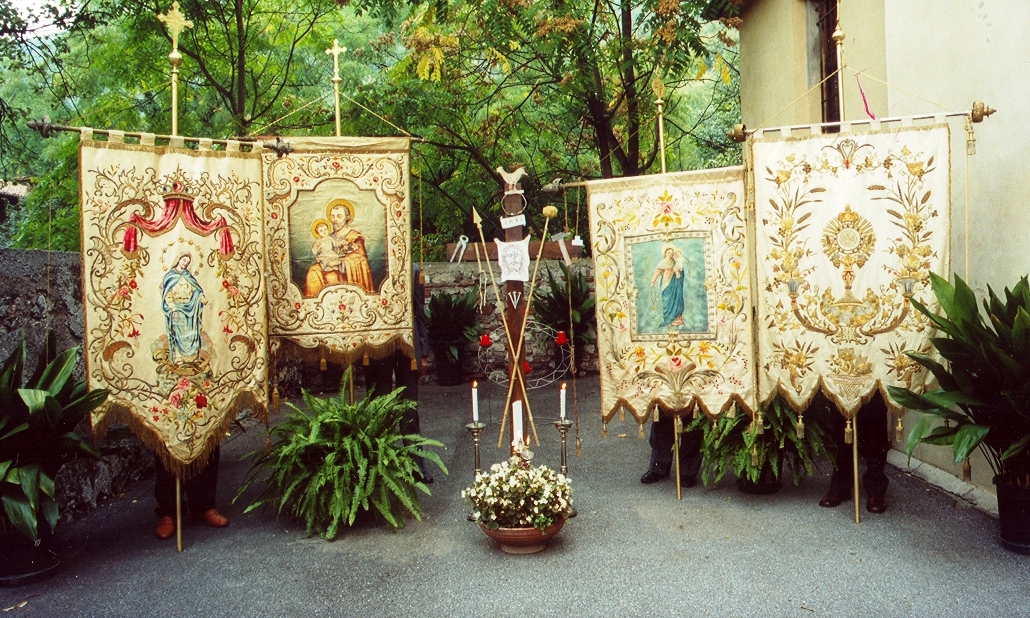 feste 2000 - processione con antichi stendardi