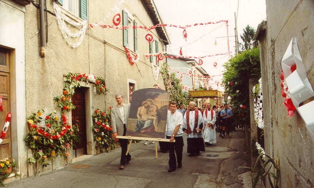 feste 2000 - processione in via pila con tela restaurata