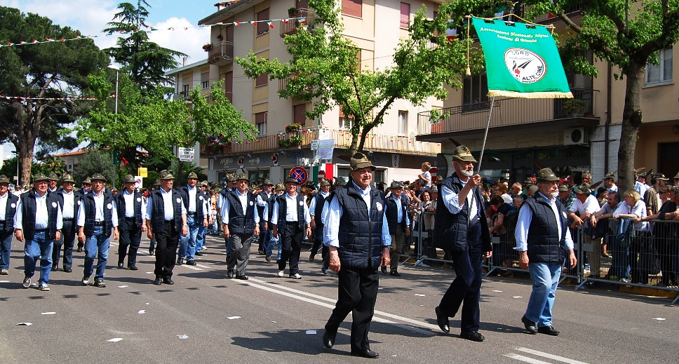 il coro alte cime sfila a bassano_2008